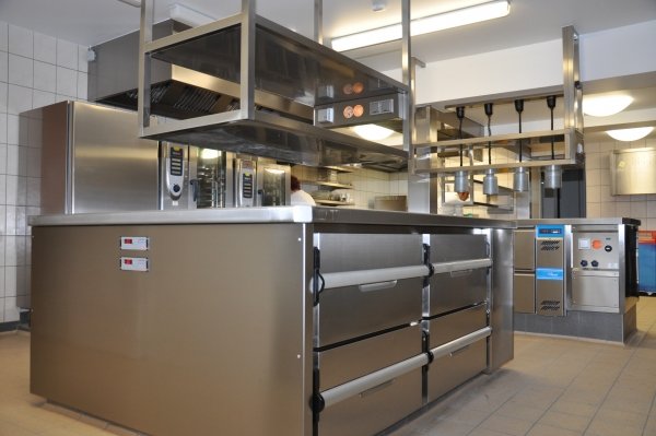 Edelstahl-Großküche von SKS scheich kitchen solutions