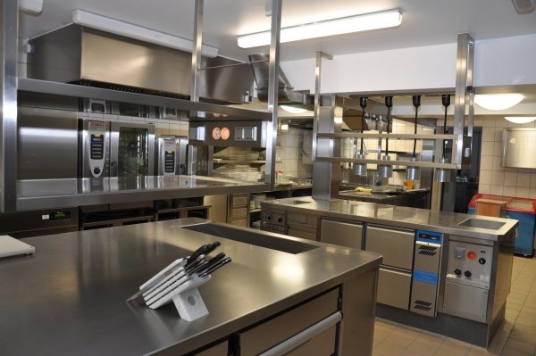 Edelstahl-Großküche von SKS scheich kitchen solutions